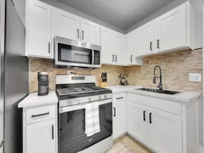 2025 Remodeled King Bed Full Kitchen Washer Dryer - Image 5