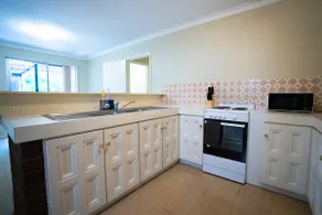 Spacious Home near Shops, Transport & Hospitals - Image 5