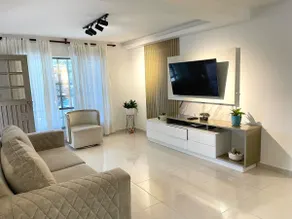 Luxurious East-Facing Apartment with Air Conditioning - Image 4