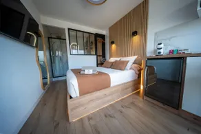 Elegant studio, independent entrance + parking - Image 5