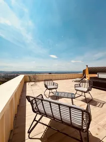 Penthouse with rooftop terrace, sauna & distant view - Image 4