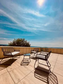 Penthouse with rooftop terrace, sauna & distant view - Image 5