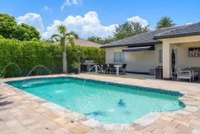 4BR Luxury Pool Home in Miami Lakes Fully Equipped - Image 3