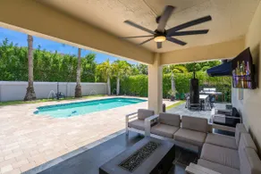 4BR Luxury Pool Home in Miami Lakes Fully Equipped - Image 4