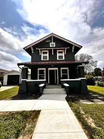 Cozy 4BR • Close to Downtown • Group Friendly - Image 2