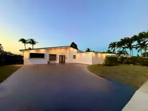Miami Blue Lake Beach House w/Theater & Mini Golf! - Image 3