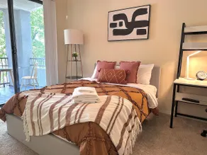 Heart of Pasadena cozy Retreat W/ Pool Gym Parking - Image 2