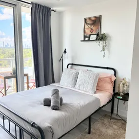 Modern 1BR Condo in Port Credit – Steps to Lake - Image 3