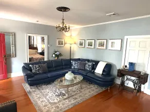 Stay downtown at the Blue Ruby - Image 4