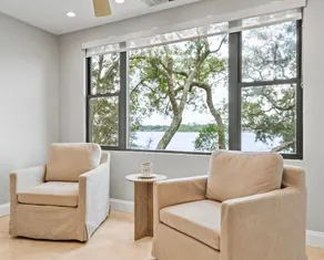 Stunning bay views/steps to local hotspot/marina - Image 5