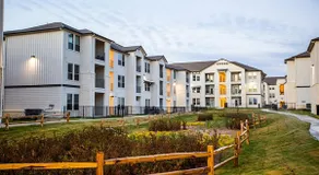 Landing | Beautiful 2BD, Courtyard, Pool - Image 4