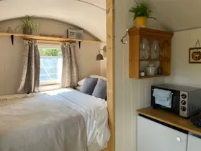 Large Shepherd’s Hut With Garden - Image 4