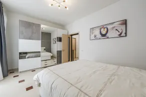 Spacious 1 BR Premium Apartment with Free Parking - Image 4