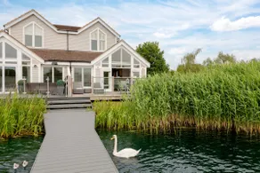 Firefly Lodge - Lakeside Cotswold Stay with Kayaks - Image 2