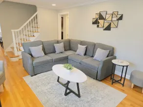 Luxury 3BR home in prime location in West Hartford - Image 2