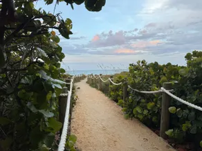 Tropical, private, fully fenced,3min walk to beach - Image 5