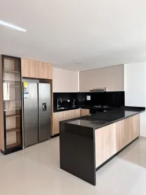 Spacious, modern and central apartment - Image 4