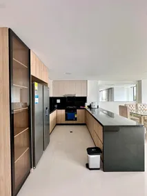 Spacious, modern and central apartment - Image 5