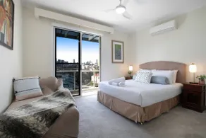 Stylish Balmain Townhouse with Pool & City Views - Image 5