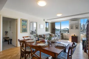 Stylish Balmain Townhouse with Pool & City Views - Image 4