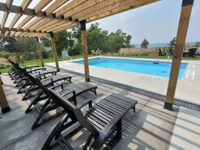 LUXE Lakeside Suite - Heated Pool-Gym-Pickle Ball - Image 2