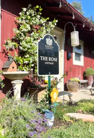 Charming Vineyard Rose Cottage - Image 2