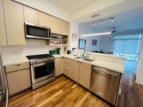 Luxury by the Grove, free parking (no hidden fees) - Image 5