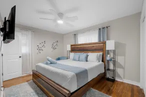 King Ensuite • 7mi to Downtown •Rare Truck Parking - Image 4