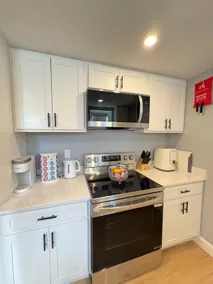 Stylish 2BR w/ Backyard | 25 Min to NYC | Sleeps 6 - Image 2