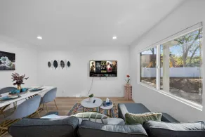 Jie's New! Urban Still – 2B Apartment Pasadena - Image 5