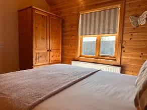 Stunning Lakeside log cabin - Image 5