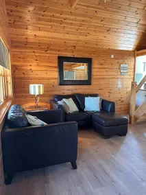 Stunning Lakeside log cabin - Image 2