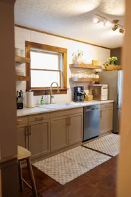 The Cozy Cottage on Main Street - Image 3