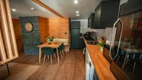 Cozy designer chalet • 5 min hike • Movie night - Image 3