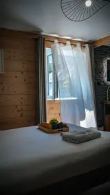 Cozy designer chalet • 5 min hike • Movie night - Image 2