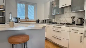 2 Bed, Free Parking & Sea Views! - Image 3