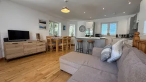2 Bed, Free Parking & Sea Views! - Image 2