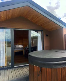 Luxury Cabin-Bathroom with Shower-Lake View-Hot tub, - Image 2