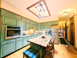 Hollywood Hideout - Image 3