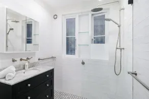 Easy Access 2BR Flat with Parking in Rose Bay - Image 5