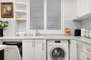 Easy Access 2BR Flat with Parking in Rose Bay - Image 4