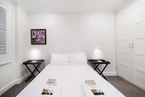 Easy Access 2BR Flat with Parking in Rose Bay - Image 2