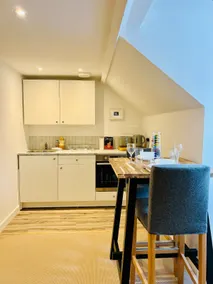 Stylish Central Apartment with Parking & Lift - Image 2