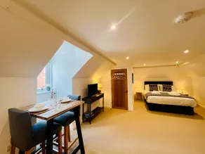 Stylish Central Apartment with Parking & Lift - Image 5