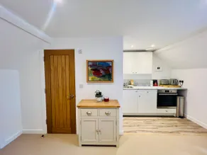 Stylish Central Apartment with Parking & Lift - Image 3