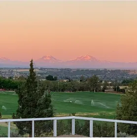 Luxe High Desert Retreat: Views, Vino & Fun - Image 2