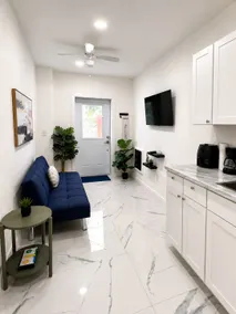 Modern Studio with Full Kitchen | Pool | BBQ - Image 3