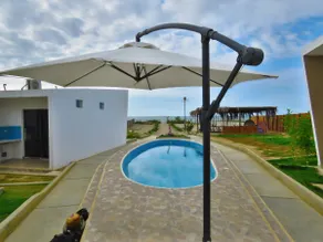 Oceanfront bungalows + pool for 16 guests - Image 4