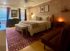 Cozy 3 BDRM- 15 MIN To Dwntwn | Galleria | & Katy - Image 2