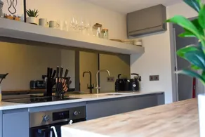 Cosy Two-Bedroom Retreat with Parking - Image 4